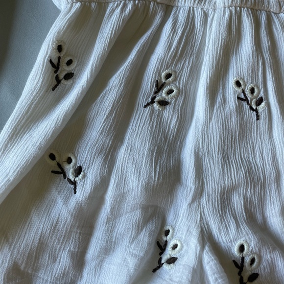 White long sleeve romper with flower embroidery - Picture 7 of 8